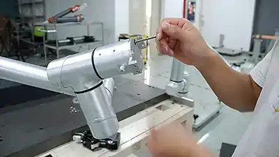 与传统机器人相比协作机器人有什么不同？